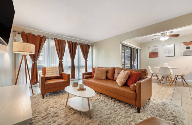 Charming 2-bedroom condo walking distance to Universal Studios