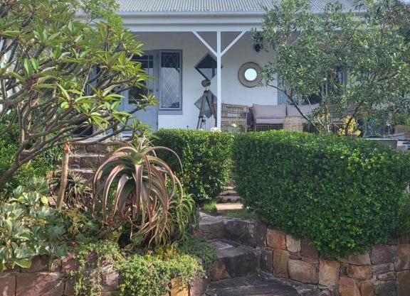 Charming 2 Bedroom Cottage in Noordhoek surrounds