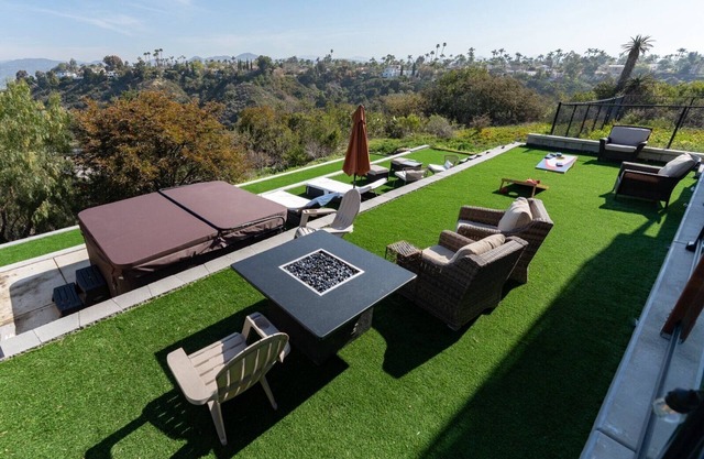 Charming 2-bedroom guest suite with mountainous canyon views and shared hot tub