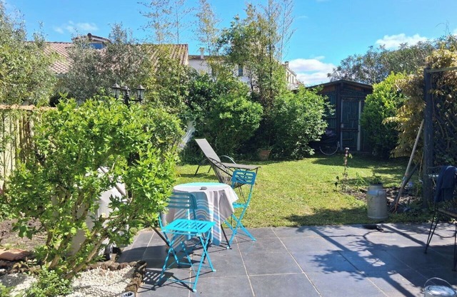 Charming 2-bedroom house in tranquil Le Bouscat with WiFi