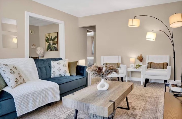Charming 2-bedroom house in amazing Belleville with AC, WiFi