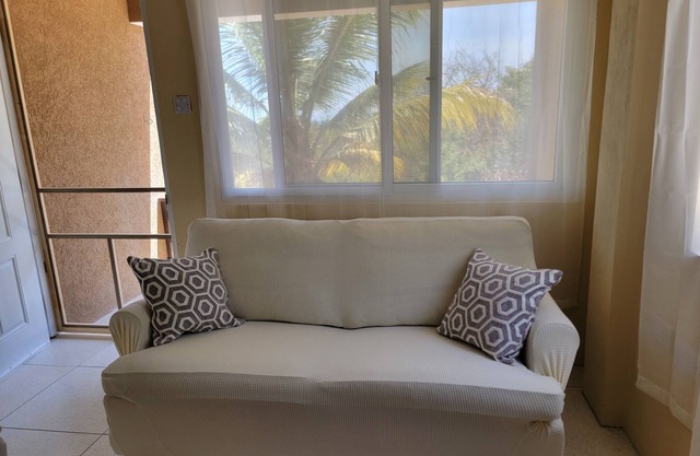 Charming 2-bedroom hideaway near Cabier, full kitchen and air-conditioned rooms.