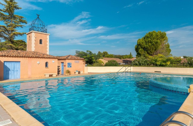 Charming 2-bedroom house with pool, wifi, AC in peaceful Eyguières