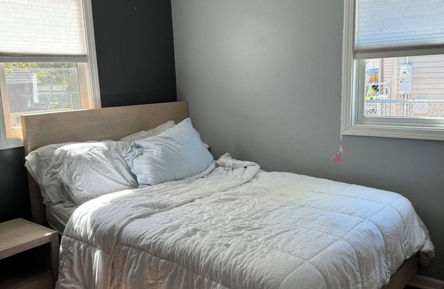 Charming 2-bedroom house in lovely Grayslake with AC, WiFi