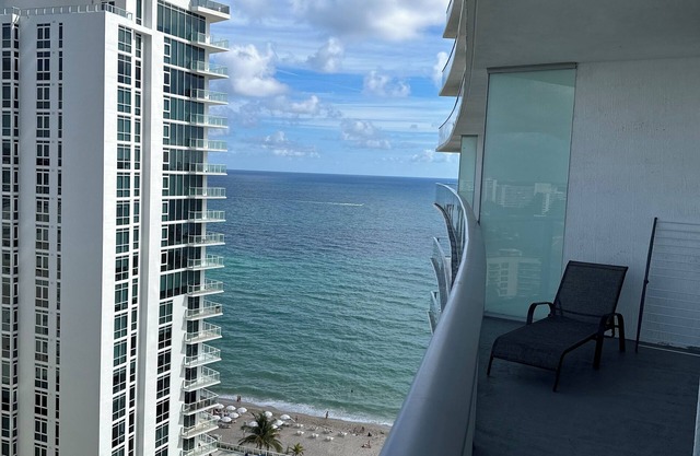 Charming 2-bedroom hotel with AC, fitness room in Hollywood