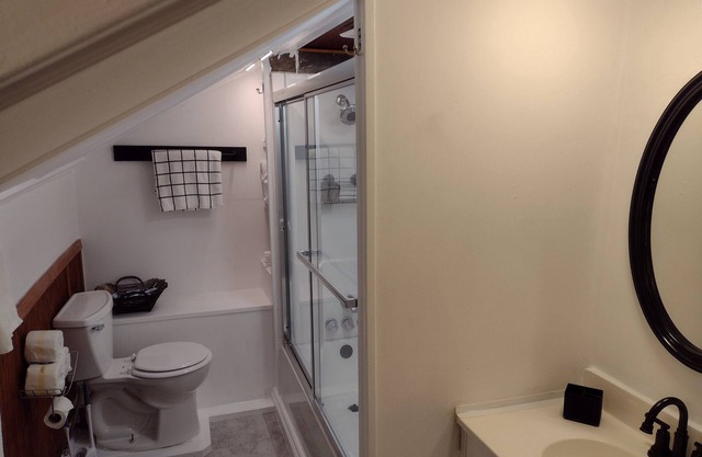 Charming 2-bedroom house in serene Elberton with WiFi, AC