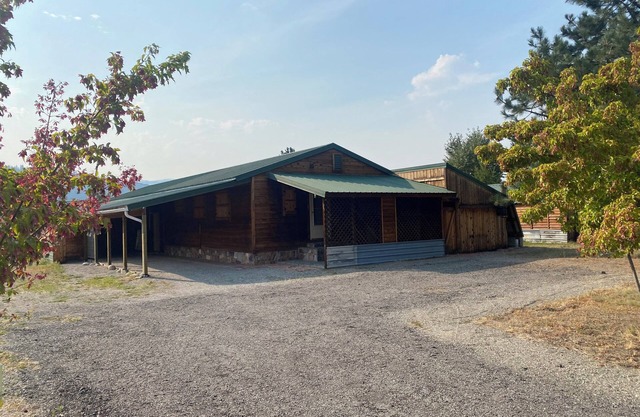 Charming 2-bedroom house in beautiful Republic with infrared sauna.