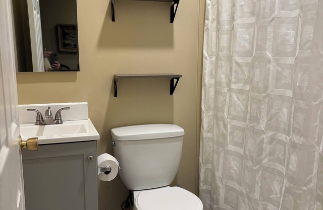 Charming 2-bedroom house in lovely Savannah, GA with WiFi, AC, backyard.