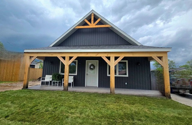 Charming 2-bedroom house in Stockton with WiFi and AC