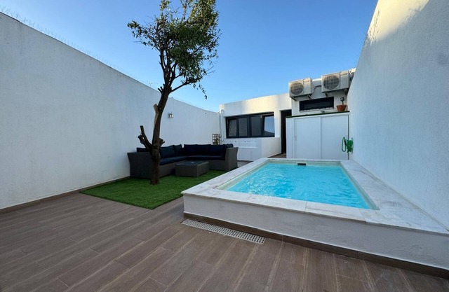 Charming 2-bedroom house with private garden and pool in peaceful Setúbal