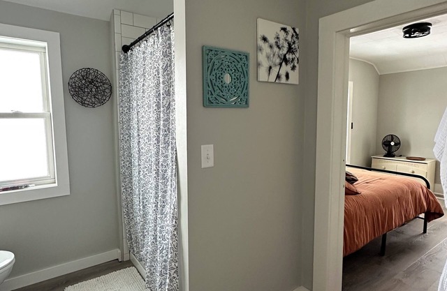 Charming 2-bedroom house with AC, WiFi in serene Norwalk