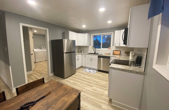 Charming 2-bedroom house with WiFi and AC in quaint Sesser near Rend Lake