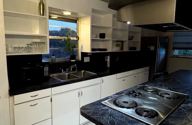 Charming 2-bedroom house in Stuart with WiFi and AC