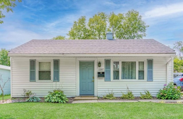Charming 2-bedroom house in welcoming Urbana with AC, WiFi