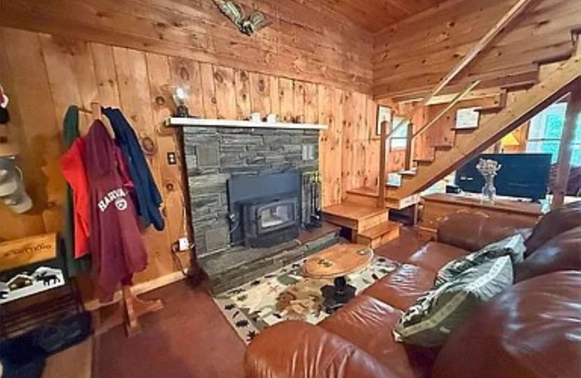 Charming 2-bedroom lake front house with WiFi, AC on scenic Lake Bomoseen