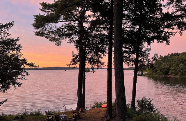 Charming 2-Bedroom Lake Front Cottage with WiFi and A/C on Tranquil Unity Pond