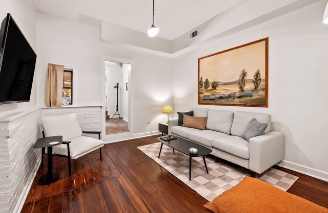 Charming 2-bedroom private apartment in Upper Fells Point