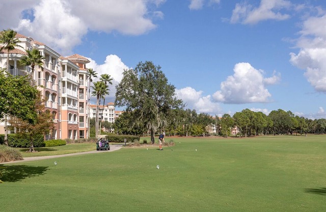 Charming 2-bedroom resort in enchanting Orlando with fitness room, AC