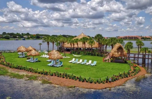 Charming 2-bedroom resort with fitness room, WiFi in fabulous Orlando