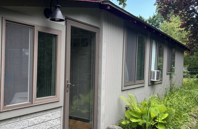 Charming 2-bedroom Scandinavian cottage in welcoming Tawas City with AC