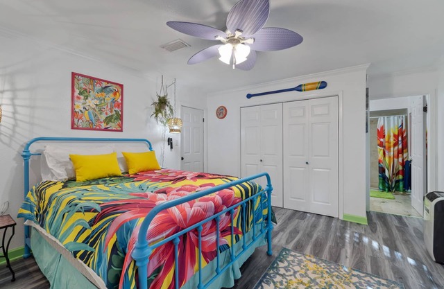 Charming 2-bedroom suite in soothing Navarre with AC, WiFi