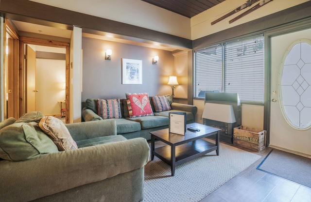 Charming 2-Bedroom Suite w/Patio & Ski Locker – Perfect for Families & Groups