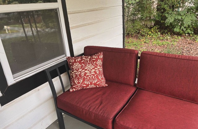 Charming 2-bedroom Tiny Home in Riverdale with WiFi and AC near the airport.
