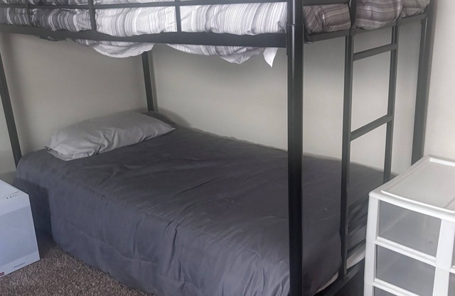 Charming 2-bedroom townhome with WiFi and AC in Columbus and pool
