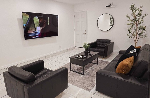 Charming 2-bedroom townhome in lovely Yuma with AC, WiFi
