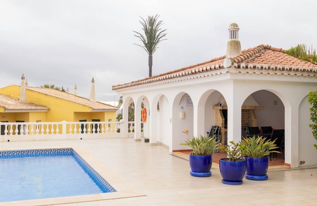 Charming 2-bedroom townhome with WiFi, AC in pleasant Luz