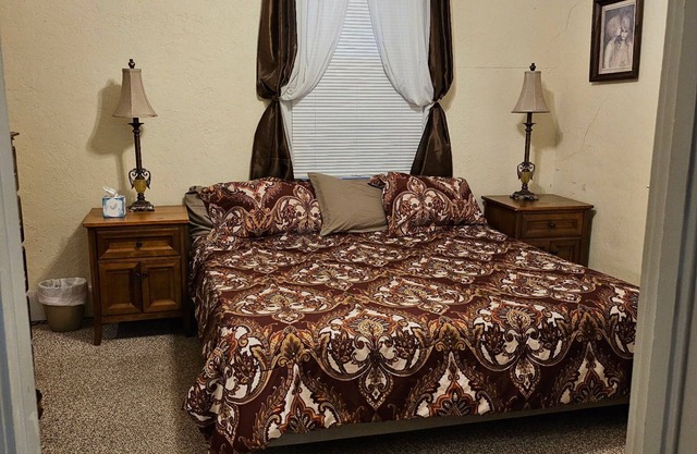 Charming 2-bedroom, two bathroom house in Carlyle, pets welcome!