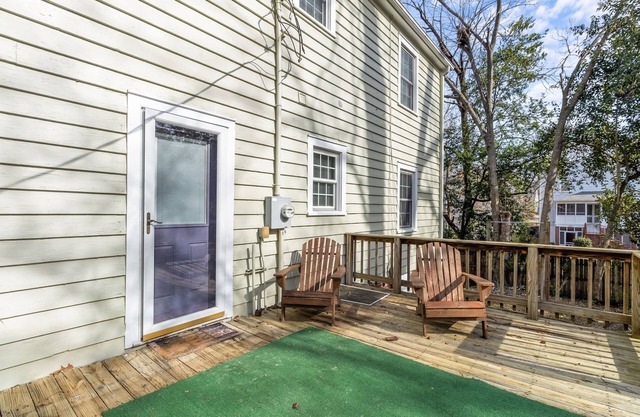 Charming 2-bedroom farmhouse with WiFi and AC in Fayetteville