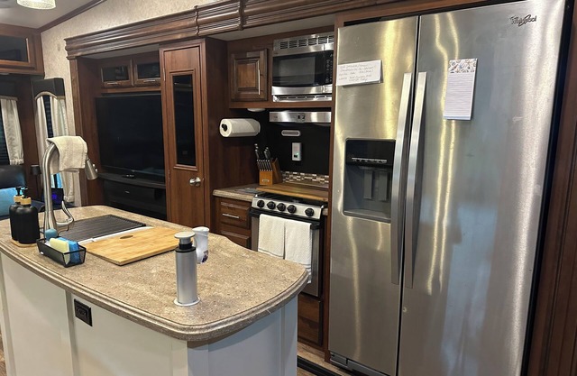 Charming 2-bedroom RV w full access to Beach tiki barpool 30 min Jacksonville