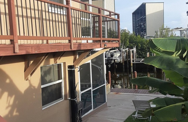 Charming 2-bedroom cottage in superb Marco Island with AC