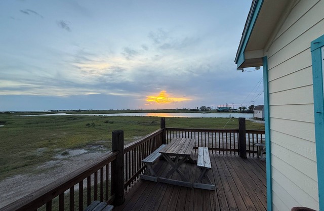 Charming 2-bedroom sporting cottage in beautiful Indianola Tx, close to the fish