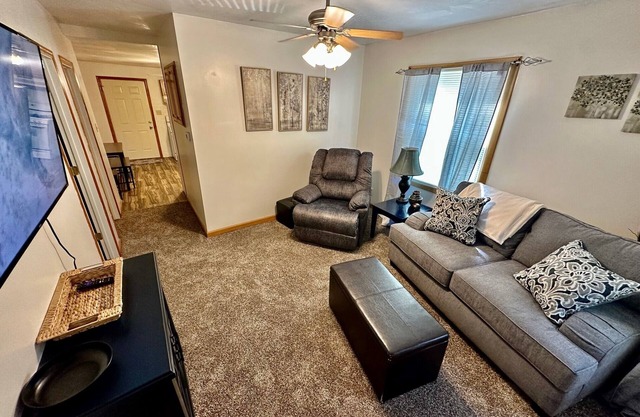 Charming 2-bedroom house, close to attractions and main roads/highways.