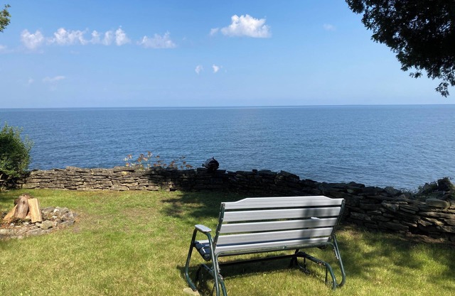 Charming 2-bedroom cottage directly on the bay of Sturgeon Bay