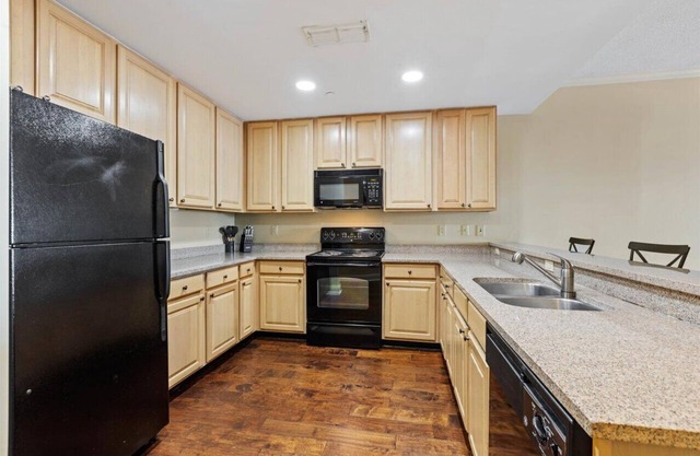Charming 2-bedroom condo in delightful Tallahassee with fitness room, WiFi