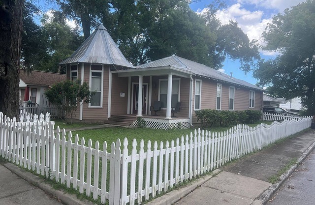 Charming 2-bedroom villa with WiFi, AC in peaceful Tampa