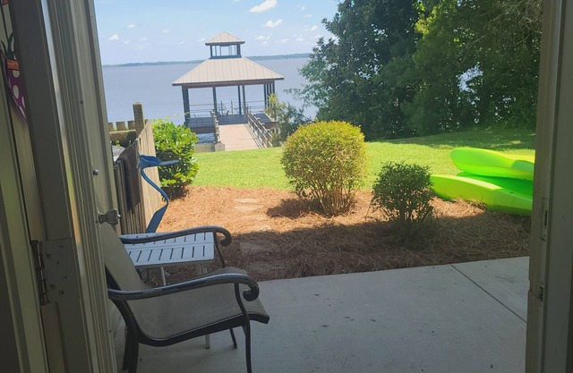 Charming 2 Bedroom Waterfront Lake Marion Condo