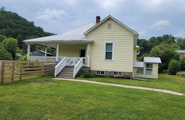 Charming 2 BR/2BA cottage in Butler-great covered porches, big fenced yard