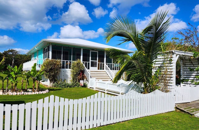 Charming 2 BR cottage in Great Guana Cay short walk to beach, AC WiFi Generator