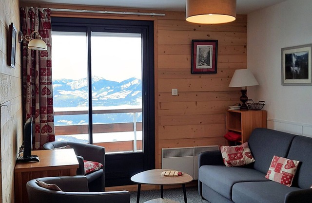 Charming 2BR with balcony, ski-in/out, parking, elevator