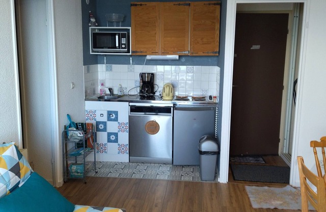 Charming 2-Room Apartment for 5, Ski-In/Ski-Out, Balcony with Valley View