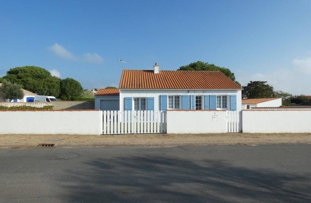 Charming 2-Bed Home in Notre-Dame-de-Monts, 1km from Beach, Pet-Friendly, with Garden & Terraces