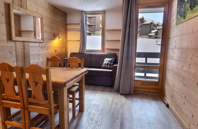 Charming 2-Room Ski-In, Near Shops, Pets Allowed, 4 People