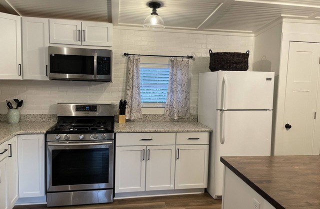 Charming 2bed/1bath minutes from Fort Polk with large yard