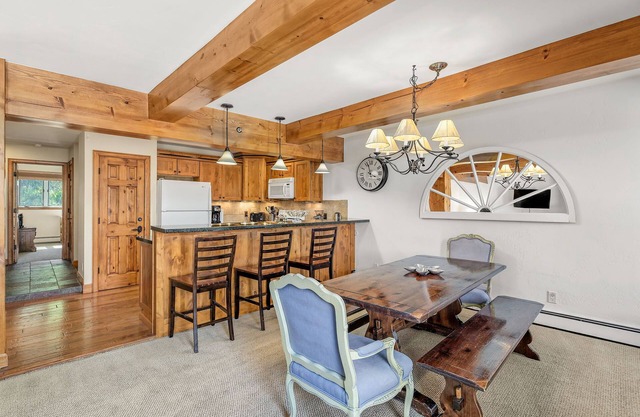 Charming 2BR/2BA Snowmass Condo with Shared Hot Tub