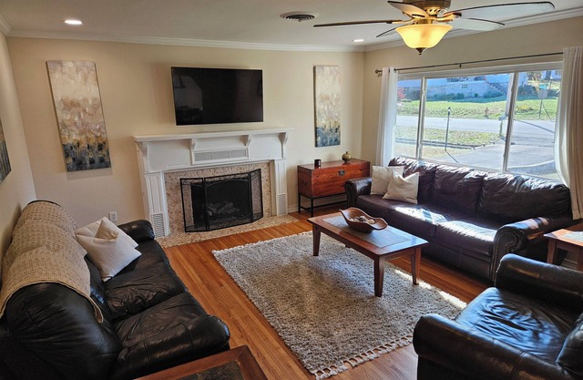 Charming 2BR/2BA Home/Unit in Walkable Neighborhood, 10 Mins from Downtown Chatt