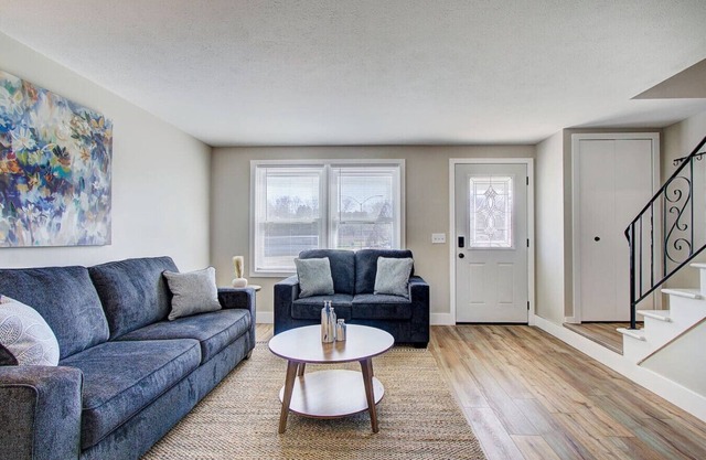 Charming 2BR Apt | Close to Local Attractions